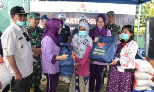 Rangkaian HUT Puskes ke 54, Puskes TNI menggelar Bakti Sosial untuk korban gempa bumi di Cianjur dan penyerahan bubur sehat di masyarakat sekitar Kesdam V/Brw