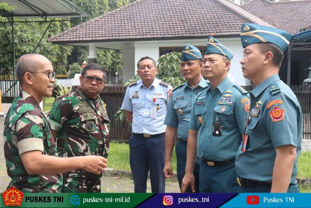 KUNJUNGAN PUSKES TNI KE KLINIK AMBALAT SESKO TNI